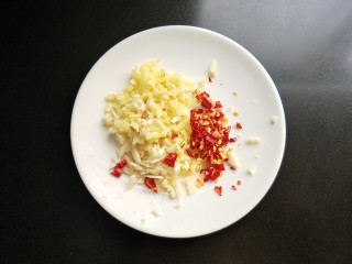 5、凉拌木耳黄瓜,生姜,大蒜,干辣椒切碎。