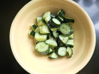 6、凉拌木耳黄瓜,黄瓜用刀背拍一下,切块,放入大碗中 放盐腌10分钟。
