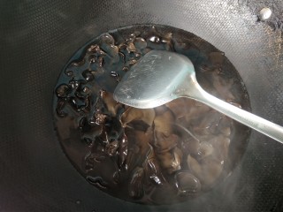 9、凉拌木耳黄瓜,放入木耳,焯水两分钟后捞出。