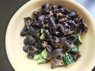 10、凉拌木耳黄瓜,将黄瓜腌出的汁倒出,放入木耳。