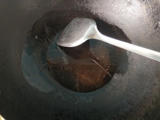 12、凉拌木耳黄瓜,油烧热冒烟,关火。