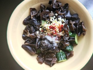 14、凉拌木耳黄瓜,放白糖,盐,香醋,小麻油,鸡精。