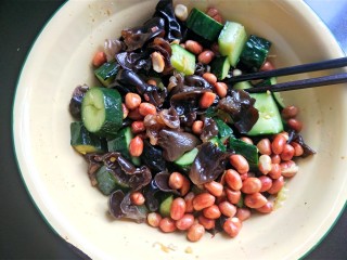 16、凉拌木耳黄瓜,放入凉凉变脆的花生米,拌匀。