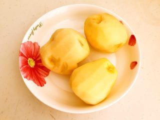 1、腊肠土豆丝,土豆削皮清洗干净