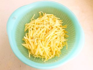 2、腊肠土豆丝,把土豆切成丝