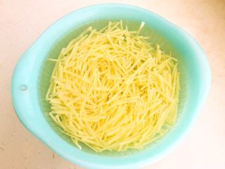 3、腊肠土豆丝,用凉水清洗土豆丝，清洗2次