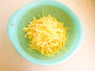 4、腊肠土豆丝,清洗后沥干水分