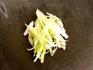 5、腊肠土豆丝,大葱切成丝