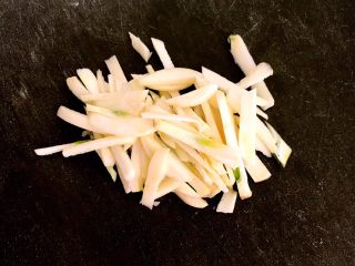 6、腊肠土豆丝,大蒜切成丝