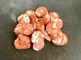 7、腊肠土豆丝,腊肠切成小片
