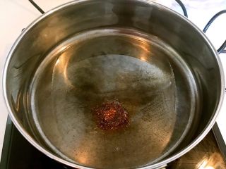 8、腊肠土豆丝,炒锅烧热后加入玉米油