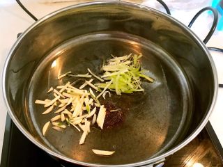 9、腊肠土豆丝,玉米油烧热后加入葱丝和蒜丝