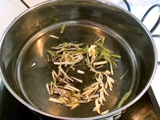 10、腊肠土豆丝,翻炒1分钟，炒出香味