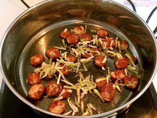 11、腊肠土豆丝,加入腊肠翻肠2分钟