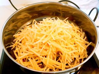 12、腊肠土豆丝,加入土豆丝