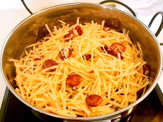 13、腊肠土豆丝,翻炒至土豆变色