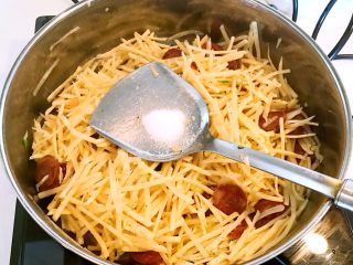 14、腊肠土豆丝,加入精盐调味，翻炒均匀