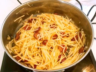 15、腊肠土豆丝,腊肠土豆丝炒好了
