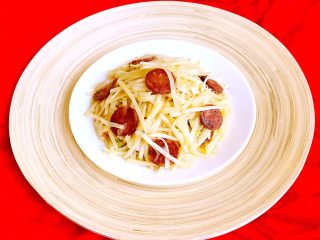 16、腊肠土豆丝,腊肠土豆丝清脆爽口，鲜辣适宜，口味独特~