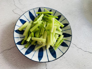2、腐竹拌芹菜,芹菜择洗干净，切寸段