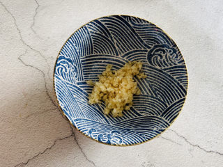 4、腐竹拌芹菜,碗中放入蒜末