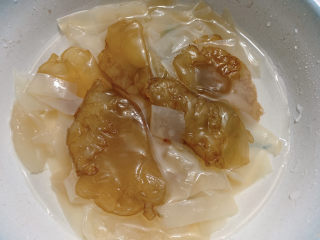 1、凉拌海蜇头,主要食材如图所示示意，买回来的大块海蜇头，需要提前泡凉开水（提前半天），去掉本身的海蜇咸味。