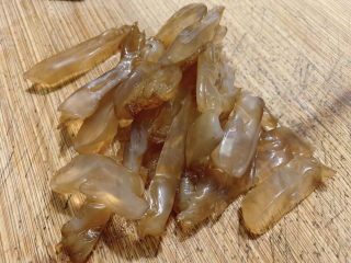 2、凉拌海蜇头,然后将海蜇头切成小块备用