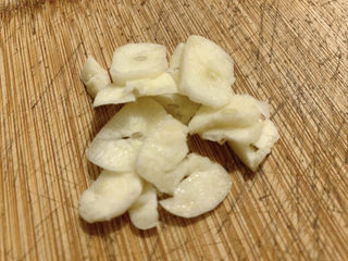 3、凉拌海蜇头,准备适量蒜瓣