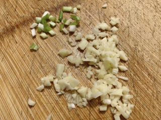 4、凉拌海蜇头,将蒜瓣切成蒜末、葱白也同样切成丁