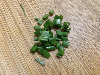 5、凉拌海蜇头,准备适量葱花