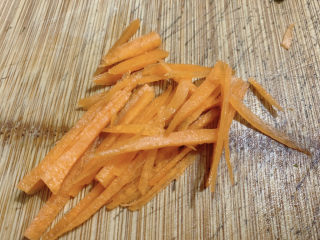 6、凉拌海蜇头,胡萝卜去皮切丝，作为点缀配菜，没有可不加