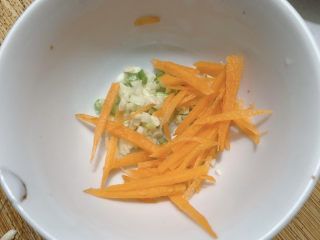 7、凉拌海蜇头,然后将蒜末、葱白、胡萝卜放置在一起。