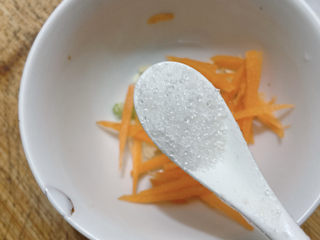 8、凉拌海蜇头,加适量白砂糖