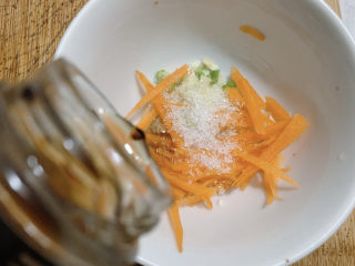 9、凉拌海蜇头,鱼露或者盐（不用加太多，如果海蜇自身比较咸的话）