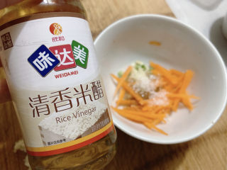 10、凉拌海蜇头,加适量米醋提香，搅拌均匀。