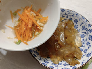 11、凉拌海蜇头,然后加到海蜇头中