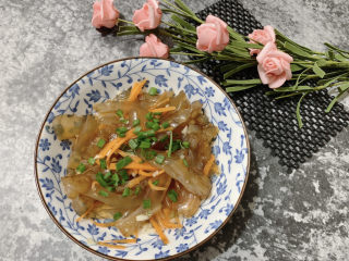 14、凉拌海蜇头,然后撒上葱花。（或者是撒完葱花，烧个热油淋上去噢~）