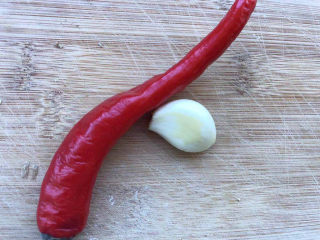 1、尖椒皮蛋,准备好尖椒洗净,大蒜去皮。