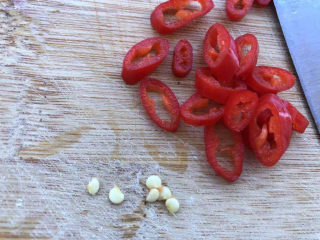 2、尖椒皮蛋,尖椒切碎去籽。