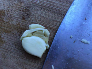 3、尖椒皮蛋,蒜瓣碾压碎。