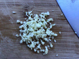 4、尖椒皮蛋,剁成蒜泥。