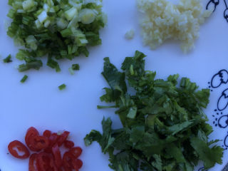 5、尖椒皮蛋,葱花切碎全部准备好。