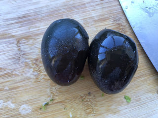 8、尖椒皮蛋,完整地剥出皮蛋。