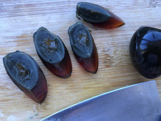 9、尖椒皮蛋,一个皮蛋对切四瓣。