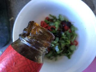 12、尖椒皮蛋,接着放入全部的酱料。