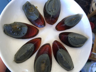 10、尖椒皮蛋,整齐地码放在盘中。