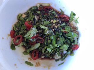 13、尖椒皮蛋,混合均匀后稍微腌制一下。