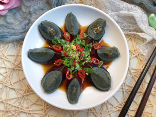 14、尖椒皮蛋,把调料倒在皮蛋上即可。