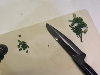 1、溏心蛋家常水煮面,葱分两种切法，一种切丁，一种切段