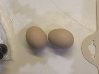 2、溏心蛋家常水煮面,准备两个鸡蛋